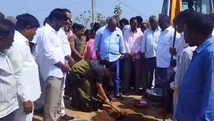 సిద్దిపేట: మట్టి రోడ్డు నిర్మాణానికి భూమి పూజ.. పనులు నాణ్యతతో చేయండి