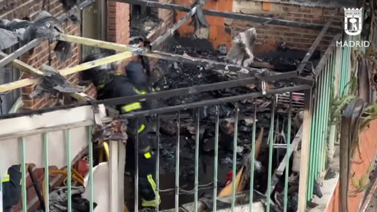 Dos intoxicados leves en un aparatoso incendio en una vivienda de Madrid