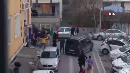Komşuların bıçaklı park yeri kavgası kamerada