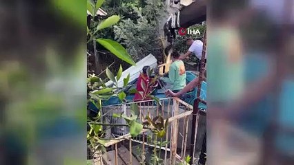 Mahalleli drift atanlardan dert yandı, otomobil evin bahçesine düştü