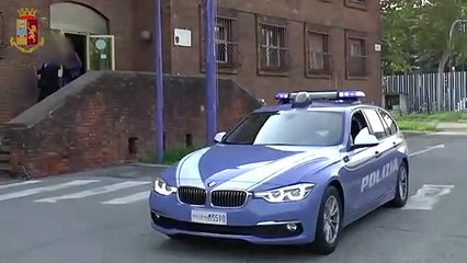 Torino, carrozzeria trasformata in centro smontaggio auto rubate, 5 misure cautelari - Video