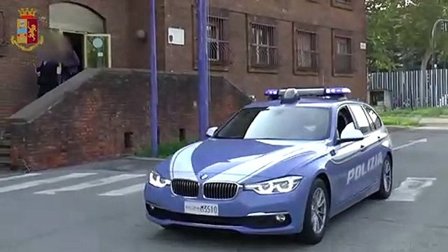 Torino, carrozzeria trasformata in centro smontaggio auto rubate, 5 misure cautelari - Video