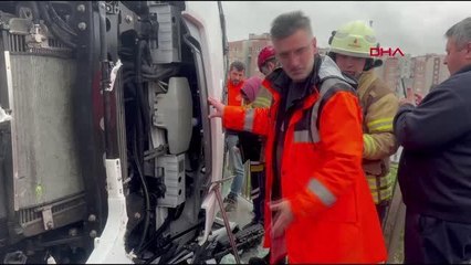 ARNAVUTKÖY'DE YOL BAKIM ARACINA ÇARPAN KAMYONUN ŞOFÖRÜ ÖLDÜ