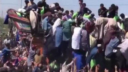 Pakistan'da bedava un dağıtımı sırasında izdiham çıktı: 5 ölü