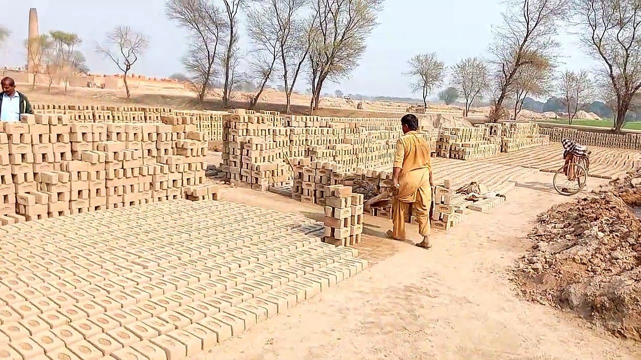 How Red Bricks are made at Brick Kiln - Clay Bricks - video Dailymotion