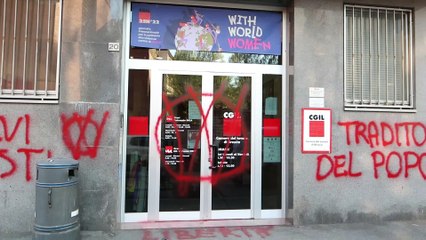 Scritta no-vax sulla sede Cgil di Brescia: ?Servi nazisti, traditori del popolo?