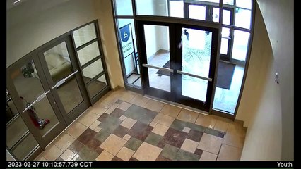 La policía de Nashville hace público un vídeo en el que una joven se pasea con un rifle por los pasillos de la escuela