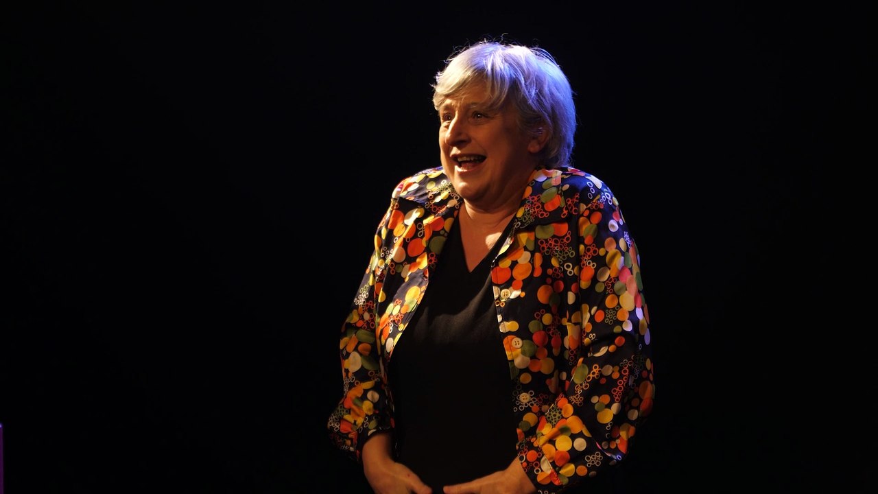 QU'EST CE QUI M'ARRIVE ? Spectacle sur la sexualité des adolescents. www.lespakerettes.fr