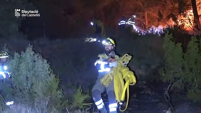 Los bomberos intentan sofocar el incendio de Castellón
