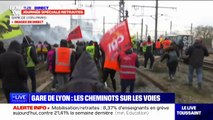 Paris: des cheminots grévistes descendent sur les voies de la Gare de Lyon