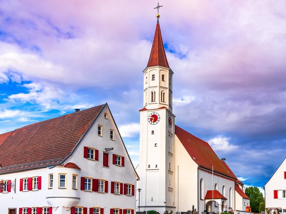 'Die Kirche im Dorf lassen': Daher kommt die Redewendung