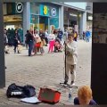 İngiltere muhteşem sesiyle sokaklarda şarkı söyleyen bu çocuğu konuşuyor