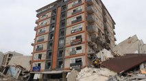 Depremde 3 binanın üzerine devrildiği apartman ayakta kaldı