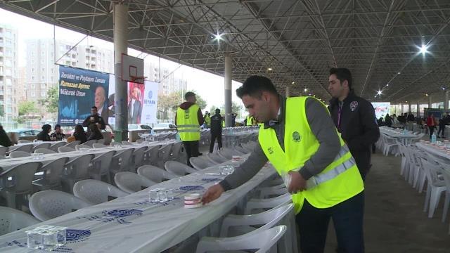 Seyhan Belediye Başkanı Akay, Orucunu Yurttaşlarla Beraber Açtı