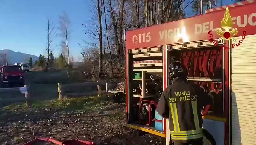 Video Incendio nel Varesotto, le fiamme minacciano le case: in azione i canadair