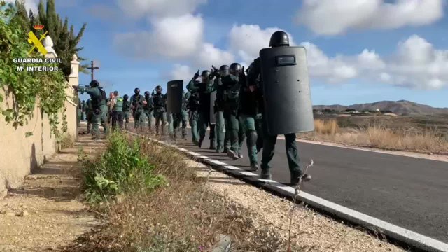 Cinco guardias heridos al ser recibidos a tiros en un registro en Alicante