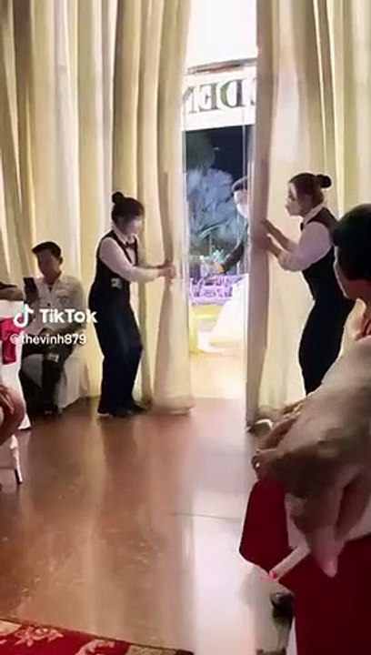 Clip: Cô dâu xăm mình hạnh phúc trong ngày trọng đại