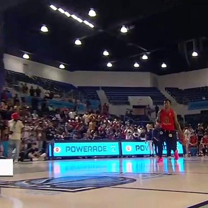 Sous les yeux de LeBron James, Bronny James dunke par-dessus son petit frère