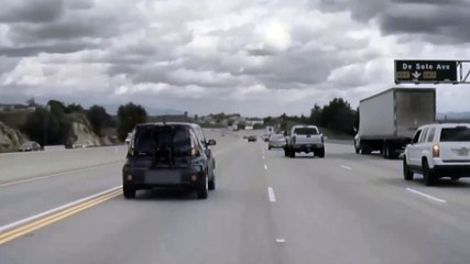 INSANO: carro decola após ser atingido por roda de outro veículo