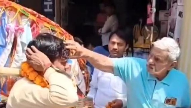 मैनपुरी: नेताजी को श्रद्धांजलि देने जा रहे कावड़ियों को तिलक लगाकर पूर्व राज्य मंत्री ने किया स्वागत