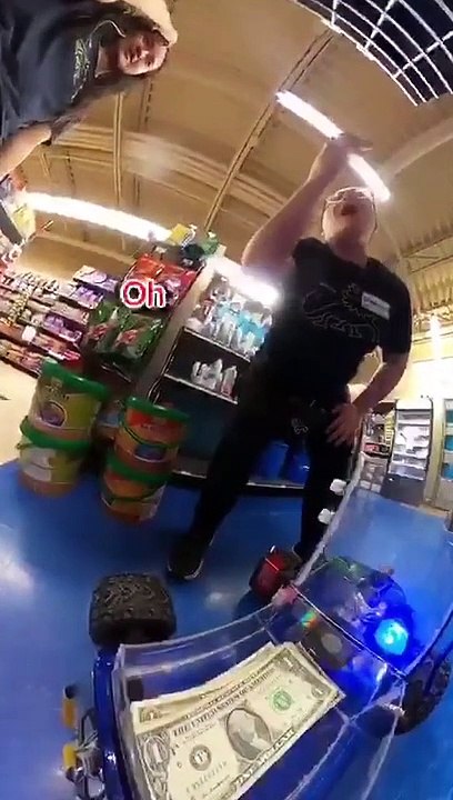 Il envoie sa voiture RC acheter de la nourriture pour ses poissons