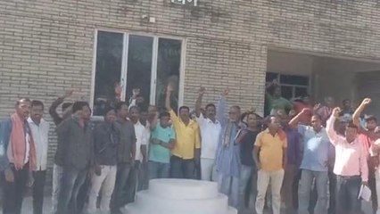 सुपौल: वेतन नहीं मिलने से नाराज मजदूरों ने कौशिकी भवन के सामने किया प्रदर्शन