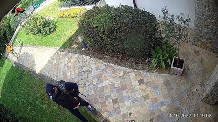 Borse griffate, occhiali e orologi: raffica di furti nelle villette. Presa la banda in monopattino