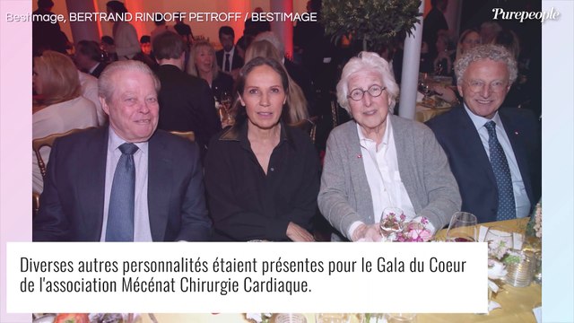 Fabienne Carat sublime dans une robe rouge asymétrique, soirée de gala avec sa soeur Carole