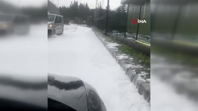 Yağmurla birlikte Tuzla'da yollar köpükle kaplandı
