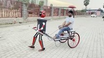 SURAT VIDEO : देखिए सूरत की सड़कों पर चलने वाला ह्यूमन रोबोट देखने उमड़ती है भीड़