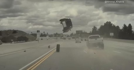 Percutée par un pneu, une voiture se retrouve propulsée dans les airs sur une autoroute américaine