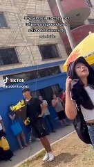 Joven llevó girasoles a su novia en examen de admisión de la UNMSM.