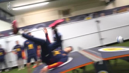 Habilidoso remate de Morata en un partido de fútbol- ping pong