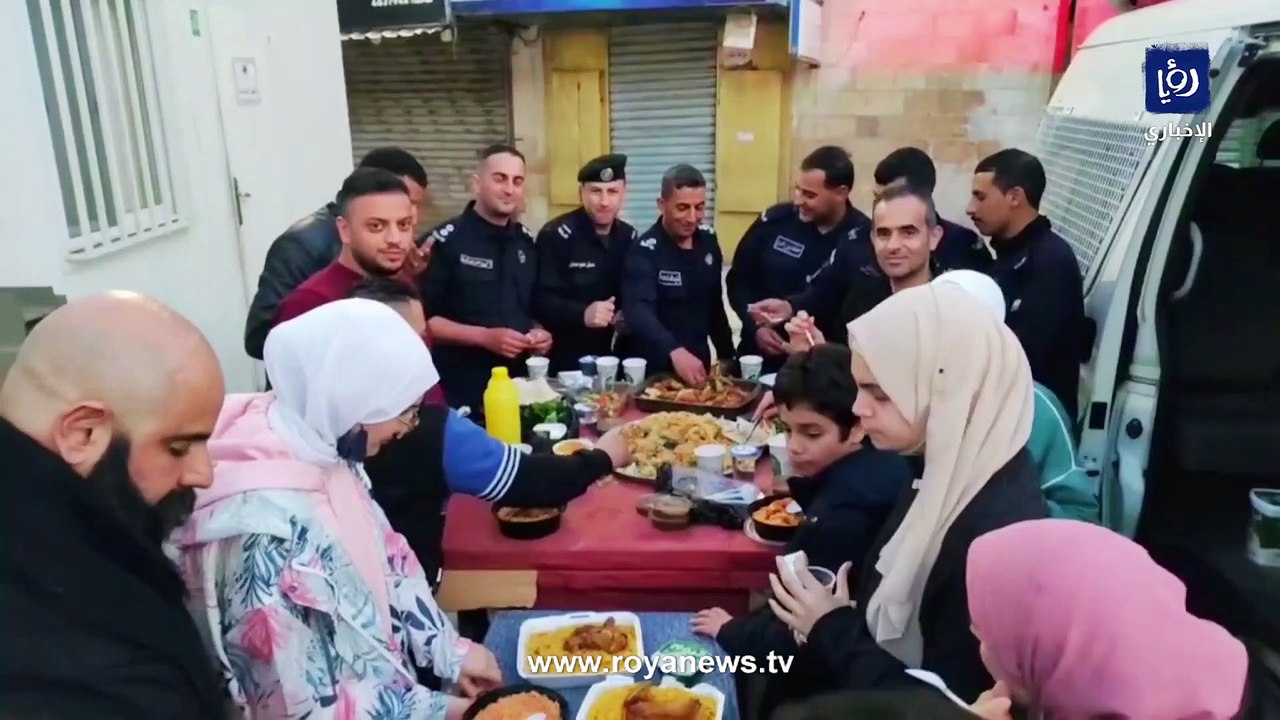 "طنجرة مقلوبة".. إفطار سياح وشرطة ومواطنين وسط عمان