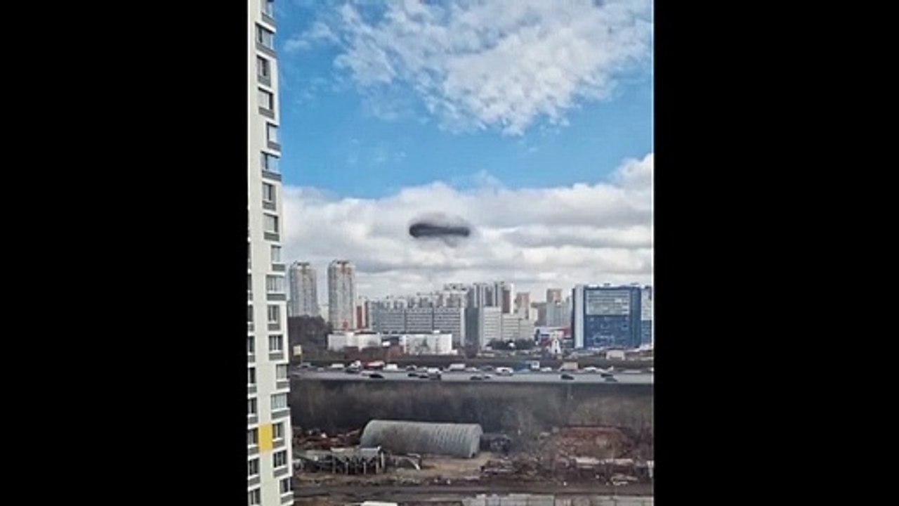 Un cercle de fumée noir mystérieux apparait dans le ciel de russie
