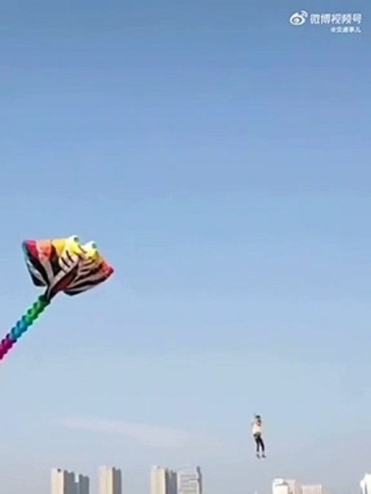 Son cerf-volant est tellement gros qu'il finit dans les airs... manège gratuit