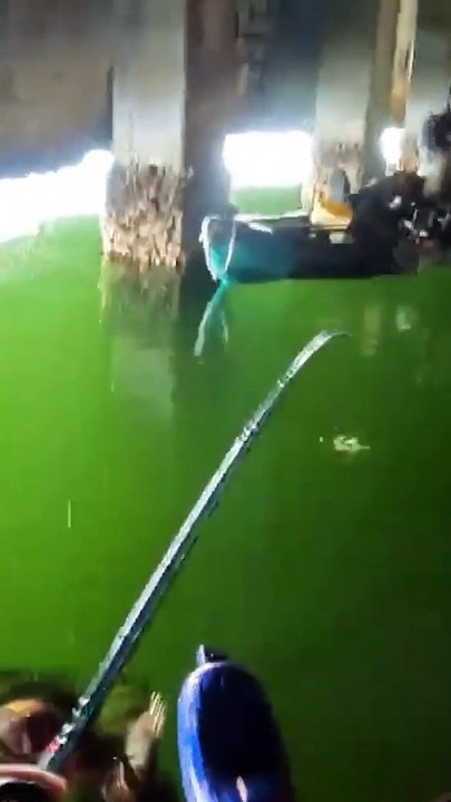 Ce pecheur va attraper un très gros poisson... pas facile à sortir de l'eau