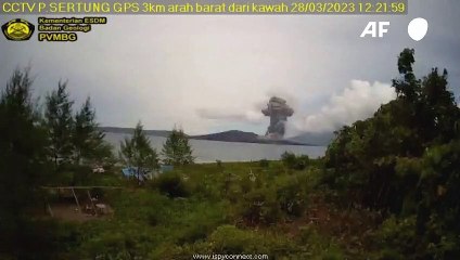 Vulcão Anak Krakatoa entra em erupção na Indonésia