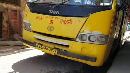 बाइक सवार को बचाने के चक्कर में बस नाले में फंसी