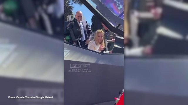 100 anni Aeronautica Militare, Meloni sale su F35