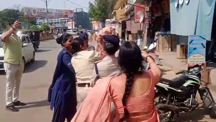 The tussle between the Mahila Congress and the police did not burn the effigy