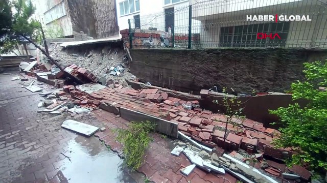 İstanbul'da devam eden yağış nedeniyle bahçe duvarı çöktü