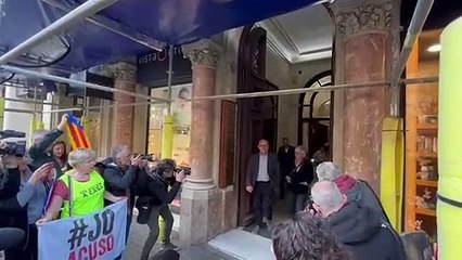 Clara Ponsatí sortint del Col·legi de Periodistes de Catalunya després d'haver fet una conferència de premsa