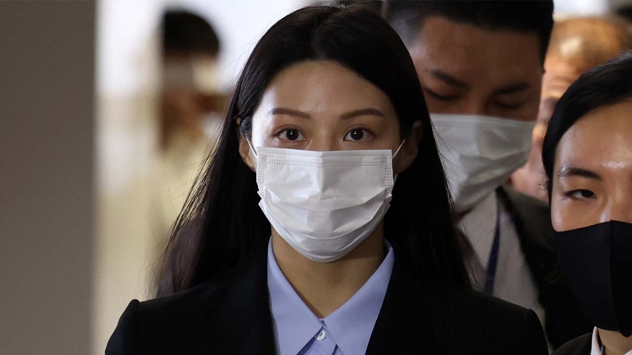 법정 출석한 조민 "포르쉐 타 봤으면 억울하지나 않아" / YTN