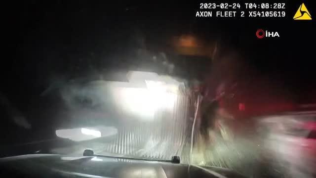 ABD'de çekici kazaya müdahale eden polis araçlarını biçti