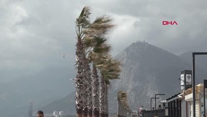 FIRTINA NEDENİYLE OLUŞAN DALGALAR ÖNÜNDE FOTOĞRAF ÇEKTİLER