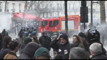 Riforma delle pensioni, scontri e cassonetti in fiamme a Parigi