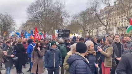 Скачать видео: Nuevos enfrentamientos en la décima ronda de protestas contra la reforma de pensiones de Macron