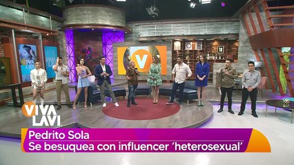 Pedro Sola se besuque a influencer durante podcast