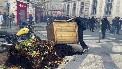 Retraites: des heurts éclatent dans plusieurs villes